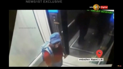 Bi kịch của hai gia đình tỷ phú trong vụ đánh bom ở Sri Lanka ảnh 3 Zaharan Hashim ở trong thang máy khách sạn Shangri - La trước khi đánh bom ngày 21/4. Ảnh: Reuters.