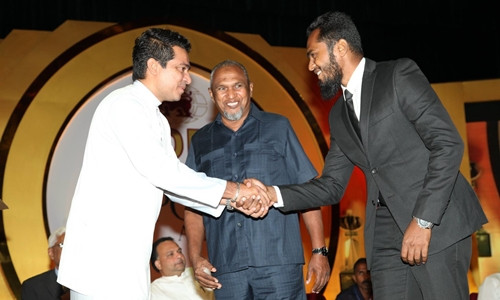 Bi kịch của hai gia đình tỷ phú trong vụ đánh bom ở Sri Lanka ảnh 2 Inshaf (phải) và bố mình, Mohamed (giữa) nhận giải thưởngtừ bộ trưởng Sri Lanka. Ảnh: Facebook.