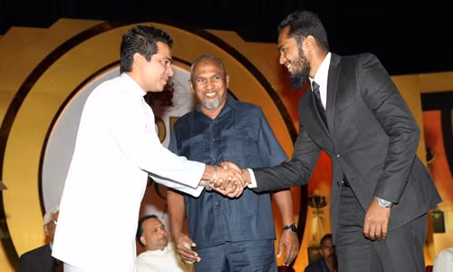 Inshaf (phải) và bố mình, Mohamed (giữa) nhận giải thưởngtừ bộ trưởng Sri Lanka. Ảnh: Facebook.