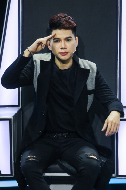 Sự cố này khiến ca sĩ hạn chế xuất hiện trước công chúng. Đến năm 2017, anh trở lại với ngoại hình hoàn chỉnh hơn (ảnh).