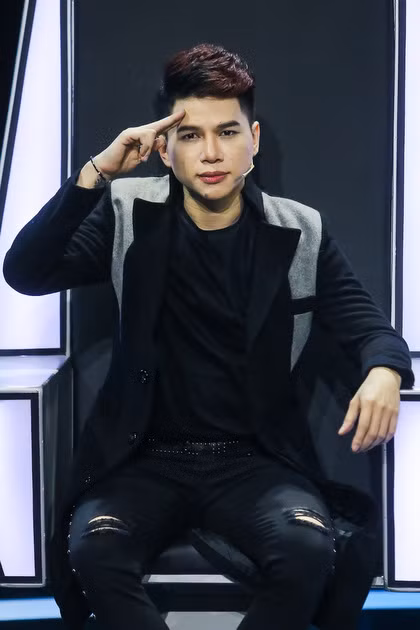 Sự cố này khiến ca sĩ hạn chế xuất hiện trước công chúng. Đến năm 2017, anh trở lại với ngoại hình hoàn chỉnh hơn (ảnh).