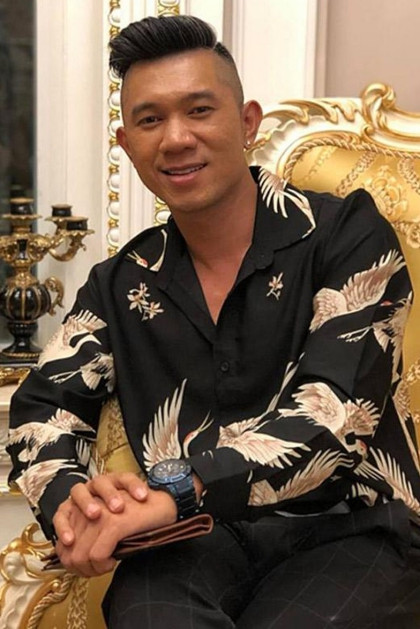 Lương Bằng Quang phẫu thuật thẩm mỹ cùng bạn gái Võ Thị Ngọc Ngân vào tháng 3/2019. Nhạc sĩ thừa nhận nhược điểm của mình là đôi mắt nhỏ và mũi to. Điều này khiến anh thiếu tự tin khi xuất hiện trước công chúng. Anh chi hơn 100 triệu để sửa mũi, cằm và cắt mí, đồng thời tích cực tập gym cải thiện vóc dáng.Hầu như bạn bè, đồng nghiệp đều không nhận ra tôi khi mới gặp sau phẫu thuật, Lương Bằng Quang khẳng định anh hài lòng 100% với ngoại hình mới.