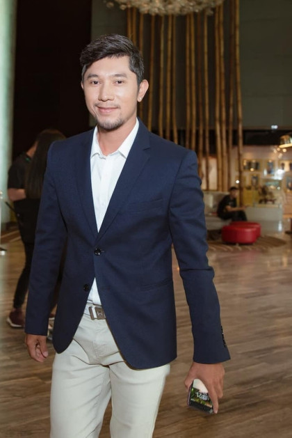 Anh chi hơn 100 triệu để sửa mũi, cằm và cắt mí, đồng thời tích cực tập gym cải thiện vóc dáng. Hầu như bạn bè, đồng nghiệp đều không nhận ra tôi khi mới gặp sau phẫu thuật, Lương Bằng Quang khẳng định anh hài lòng 100% với ngoại hình mới.Từ sau cuộc lột xác, Lương Bằng Quang cũng thay đổi phong cách theo hướng lịch lãm hơn. Tuy nhiên, phẫu thuật thẩm mỹ được hai tháng, anh và bạn gái đã chia tay.