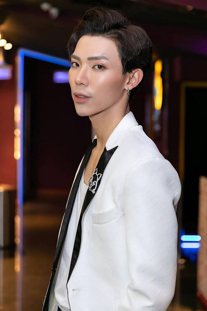 Vẻ ngoài của Erik hiện tại khác lạ hơn nhiều so với thời anh tham gia cuộc thi The Voice Kids 2013. Mũi của nam ca sĩ thon gọn và cao hơn trước, trong khi cằm cũng nhọn và dài hơn. Đầu năm 2018, giọng ca Ghen thừa nhận đã sang Hàn Quốc để hoàn thiện ngoại hình. Erik không tiết lộ đã dao kéo những bộ phận nào, chỉ nói mình sửa ít và sửa một cách tự nhiên.