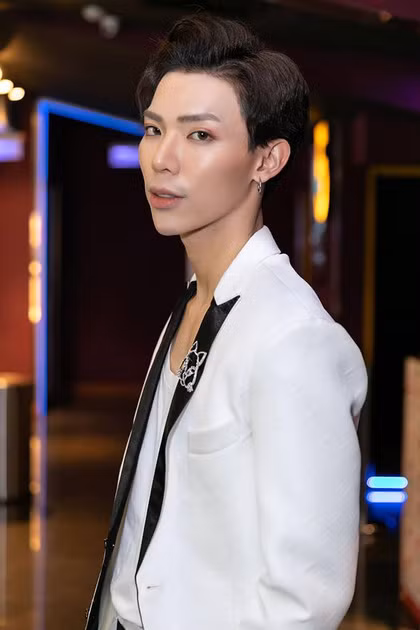 Vẻ ngoài của Erik hiện tại khác lạ hơn nhiều so với thời anh tham gia cuộc thi The Voice Kids 2013. Mũi của nam ca sĩ thon gọn và cao hơn trước, trong khi cằm cũng nhọn và dài hơn. Đầu năm 2018, giọng ca Ghen thừa nhận đã sang Hàn Quốc để hoàn thiện ngoại hình. Erik không tiết lộ đã dao kéo những bộ phận nào, chỉ nói mình sửa ít và sửa một cách tự nhiên.