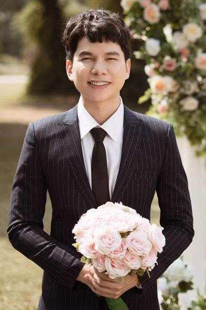 Cuối năm 2016, Hoàng Tôn đã phẫu thuật nhấn mí, nâng mũi... Tuy nhiên, sau đó, anh gặp phản ứng phụ, gương mặt bị biến dạng. Ca sĩ cho hay phần mũi anh bị sưng to, đỏ tấy còn phần cằm lúc nào cũng cảm thấy cộm, khó chịu và không hài hòa với tổng thể gương mặt. Anh nói mình công bố điều này với mong muốn mọi người thận trọng hơn khi chọn bác sĩ phẫu thuật thẩm mỹ.