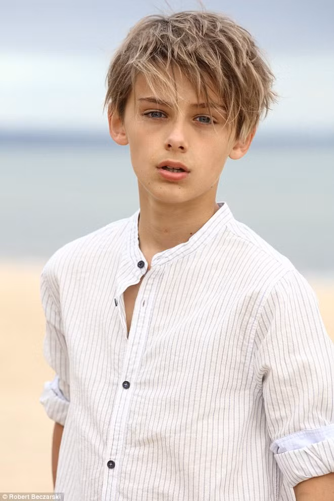 Nhan sắc mê hoặc của cậu bé đẹp trai nhất thế giới năm nào ảnh 2