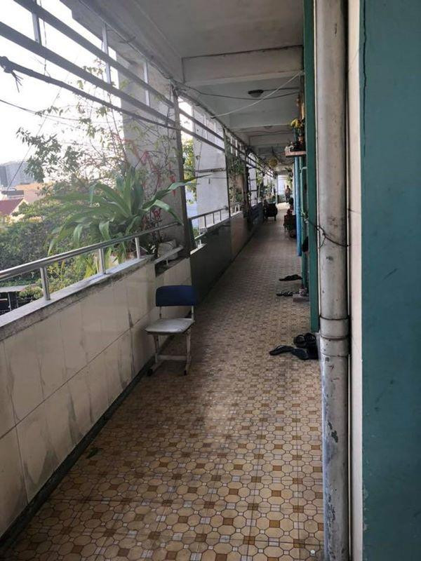 rot nuoc mat truoc can nha nho ngo ngang cua ns le binh truoc khi hon me - 4