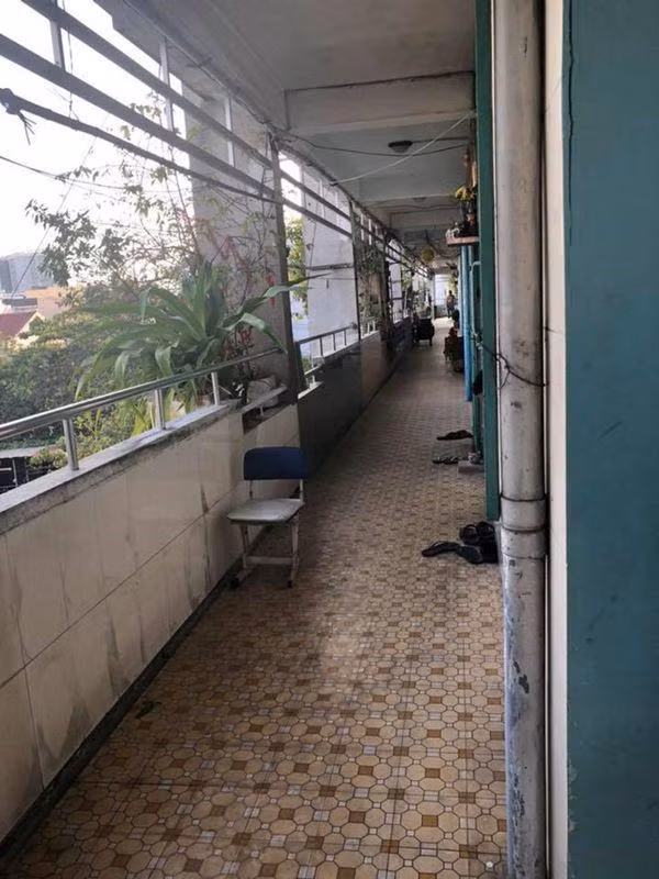 rot nuoc mat truoc can nha nho ngo ngang cua ns le binh truoc khi hon me - 4