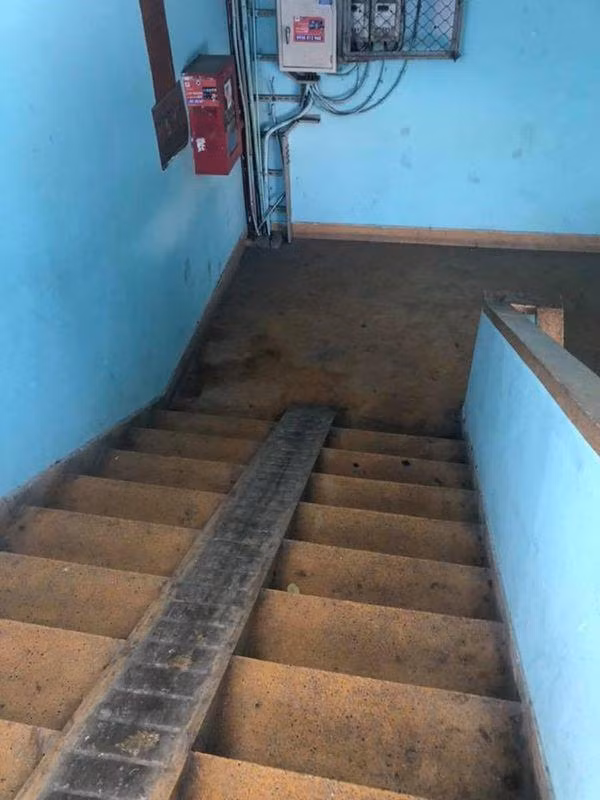 rot nuoc mat truoc can nha nho ngo ngang cua ns le binh truoc khi hon me - 6