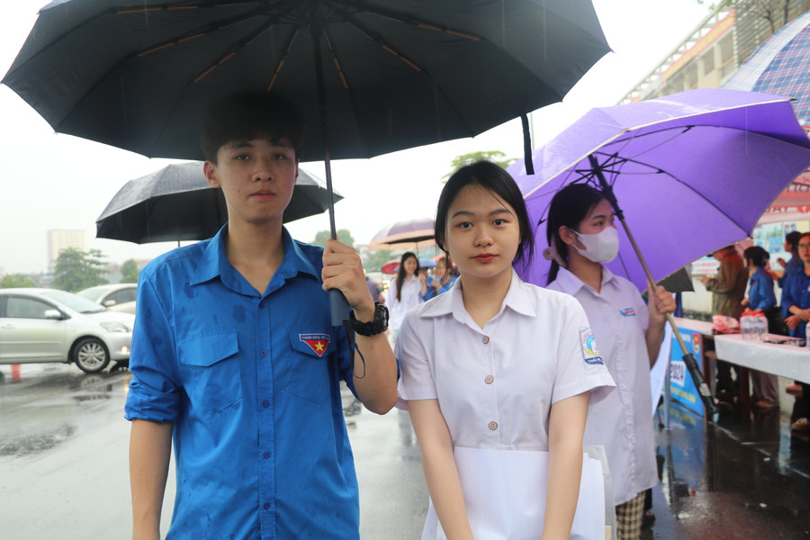 Tình nguyện viên che ô cho thí sinh tại điểm thi trường THPT Chuyên Thái Nguyên. Tình nguyện viên che ô cho thí sinh tại điểm thi trường THPT Chuyên Thái Nguyên.