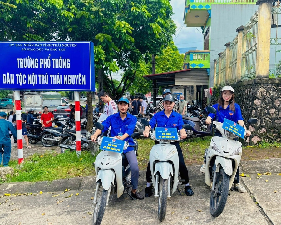 Đội hình xe ôm miễn phí luôn túc trực tại điểm thi trường PT Dân tộc nội trú Thái Nguyên. Đội hình xe ôm miễn phí luôn túc trực tại điểm thi trường PT Dân tộc nội trú Thái Nguyên.