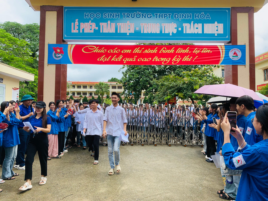 Cổ vũ tinh thần khích lệ thí sinh ngay sau khi kết thúc môn thi. Cổ vũ tinh thần khích lệ thí sinh ngay sau khi kết thúc môn thi.