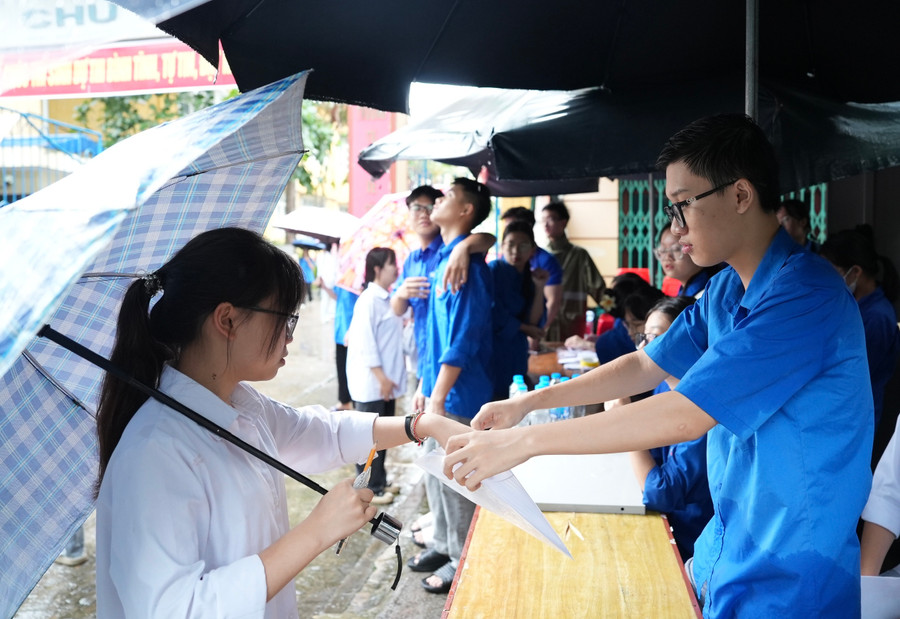 Hỗ trợ thí sinh gửi đồ. Hỗ trợ thí sinh gửi đồ.