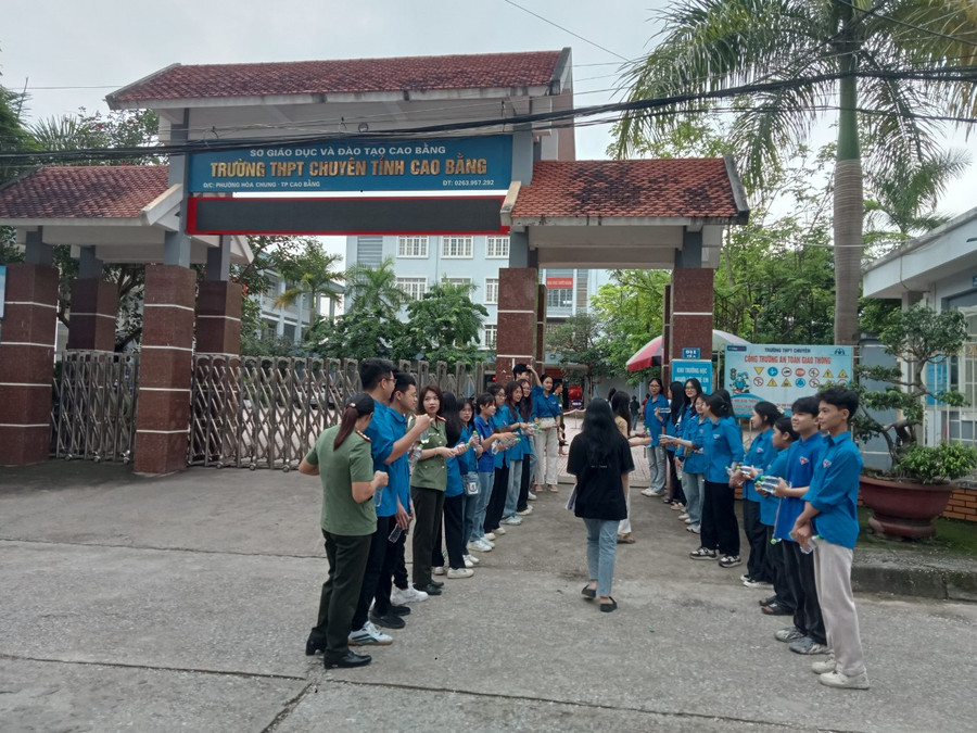 Thí sinh dự thi tại điểm thi trường THPT Chuyên Cao Bằng có mặt từ khá sớm. Thí sinh dự thi tại điểm thi trường THPT Chuyên Cao Bằng có mặt từ khá sớm.
