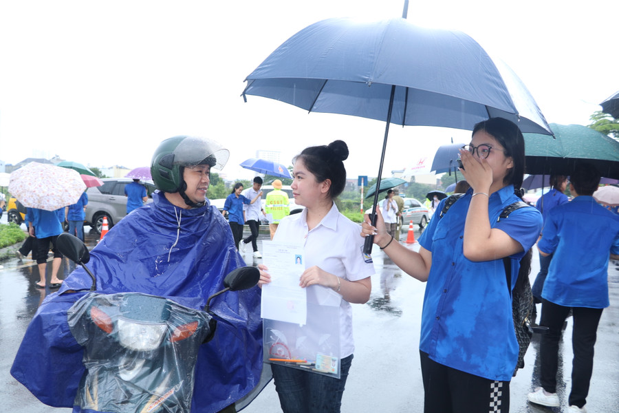 Nhờ có các tình nguyện viên luôn đồng hành, phụ huynh yên tâm đưa con tới trường thi. Nhờ có các tình nguyện viên luôn đồng hành, phụ huynh yên tâm đưa con tới trường thi.