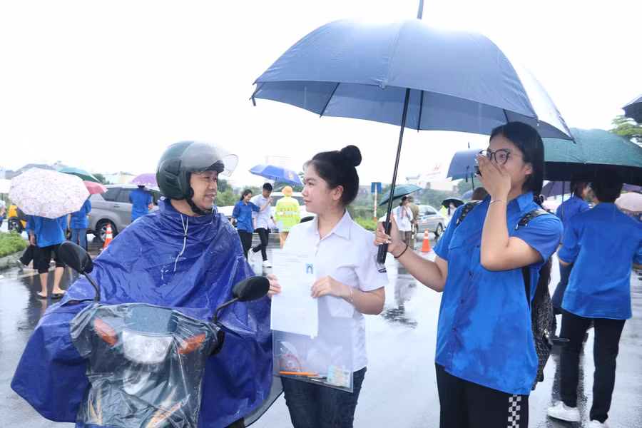 Nhờ có các tình nguyện viên luôn đồng hành, phụ huynh yên tâm đưa con tới trường thi.