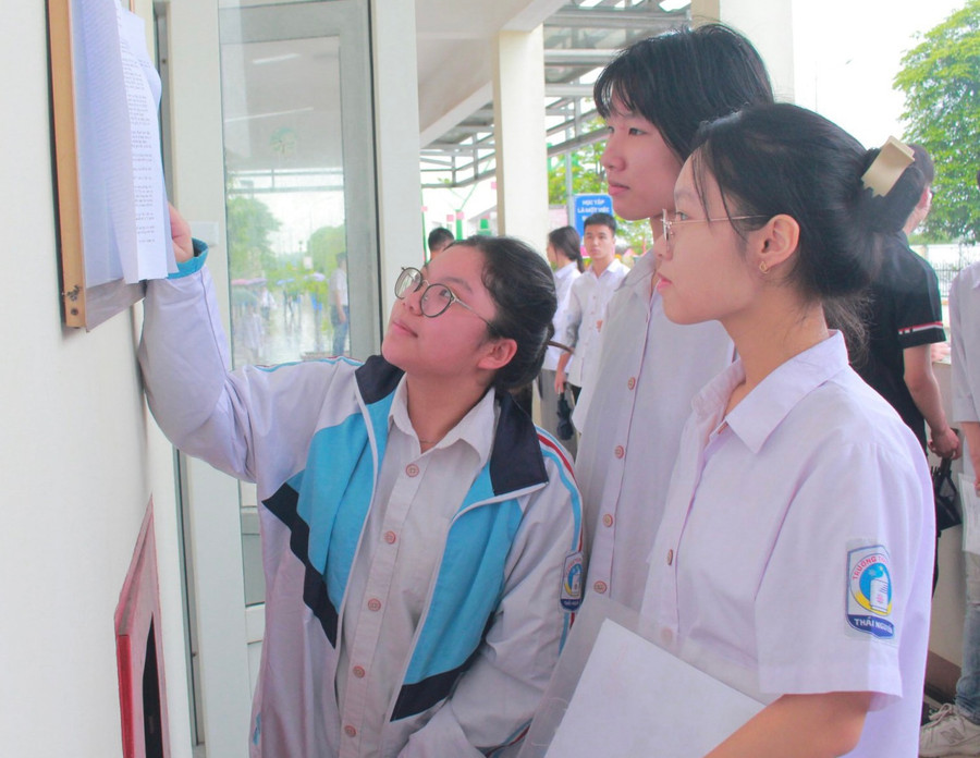 Các thí sinh xem lại số báo danh và thông tin trước khi bước vào môn thi cuối cùng. Các thí sinh xem lại số báo danh và thông tin trước khi bước vào môn thi cuối cùng.