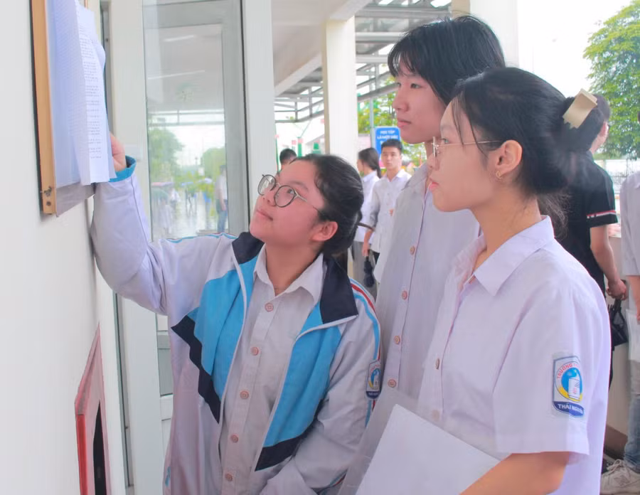 Các thí sinh xem lại số báo danh và thông tin trước khi bước vào môn thi cuối cùng.