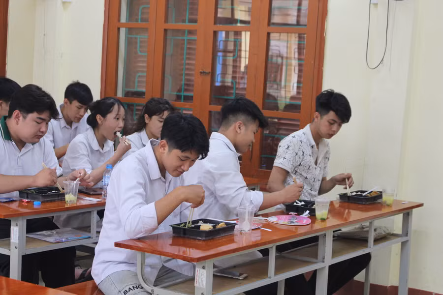 Các thí sinh tại điểm thi trường THPT Dương Tự Minh vô cùng hạnh phúc và biết ơn khi nhận được những suất ăn miễn phí.