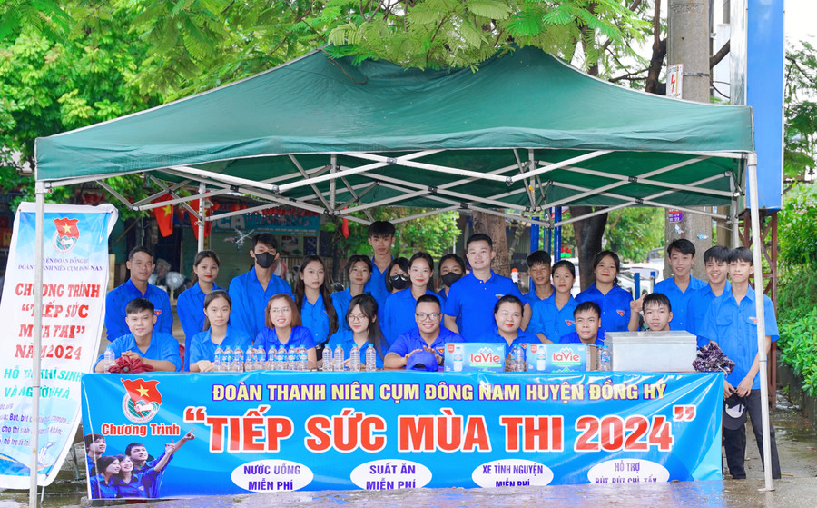 Đoàn thanh niên cụm Đông Nam huyện Đồng Hỷ, tỉnh Thái Nguyên tiếp sức cho các thí sinh và người nhà thí sinh. Đoàn thanh niên cụm Đông Nam huyện Đồng Hỷ, tỉnh Thái Nguyên tiếp sức cho các thí sinh và người nhà thí sinh.