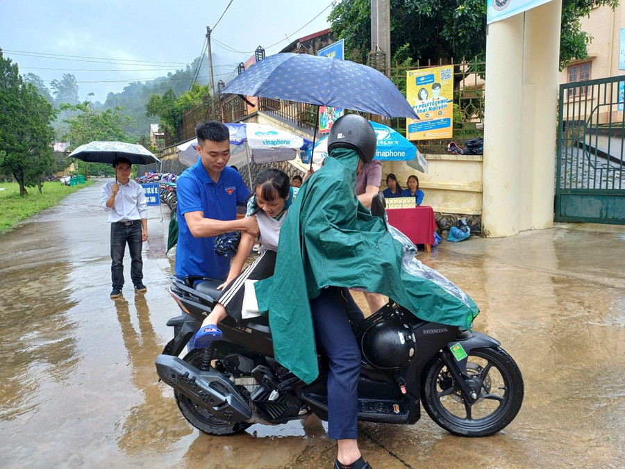 Học sinh Trần Thị Lan lớp 12A3, trường THPT Yên Ninh bị nhỡ xe buýt được đội thanh niên tình nguyện đến đón tới điểm thi. Học sinh Trần Thị Lan lớp 12A3, trường THPT Yên Ninh bị nhỡ xe buýt được đội thanh niên tình nguyện đến đón tới điểm thi.