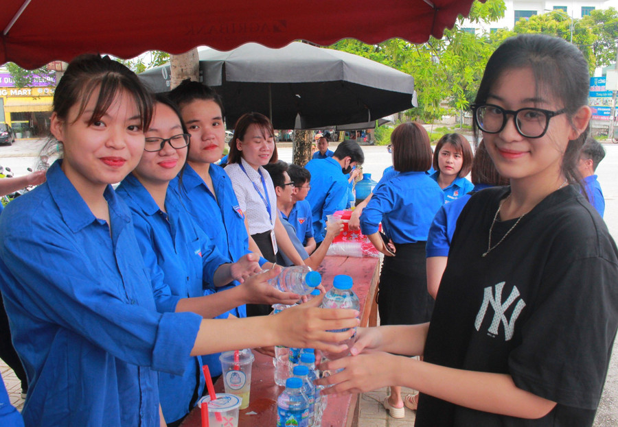 Các tình nguyện viên tặng nước cho thí sinh tại điểm thi trường THPT Ngô Quyền. Các tình nguyện viên tặng nước cho thí sinh tại điểm thi trường THPT Ngô Quyền.