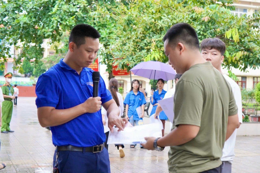 Các tình nguyện viên hỗ trợ thí sinh kiểm tra lại các thông tin trước khi vào phòng thi. Các tình nguyện viên hỗ trợ thí sinh kiểm tra lại các thông tin trước khi vào phòng thi.
