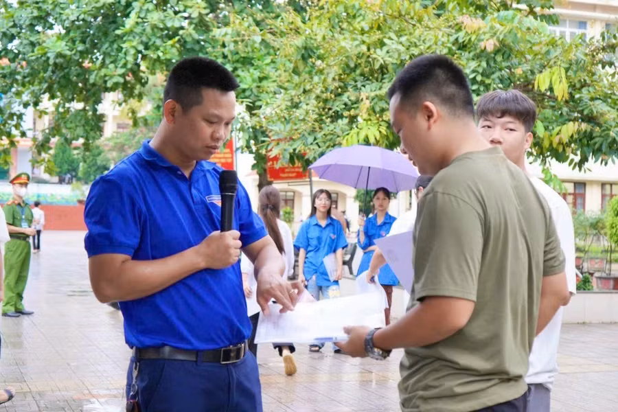 Các tình nguyện viên hỗ trợ thí sinh kiểm tra lại các thông tin trước khi vào phòng thi.