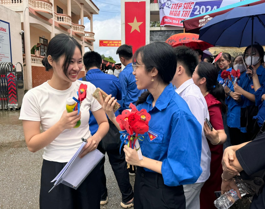 Tại điểm thi trường THPT Đồng Hỷ các tình nguyện viên luôn có mặt từ sớm để cổ vũ động viên các thí sinh. Tại điểm thi trường THPT Đồng Hỷ các tình nguyện viên luôn có mặt từ sớm để cổ vũ động viên các thí sinh.