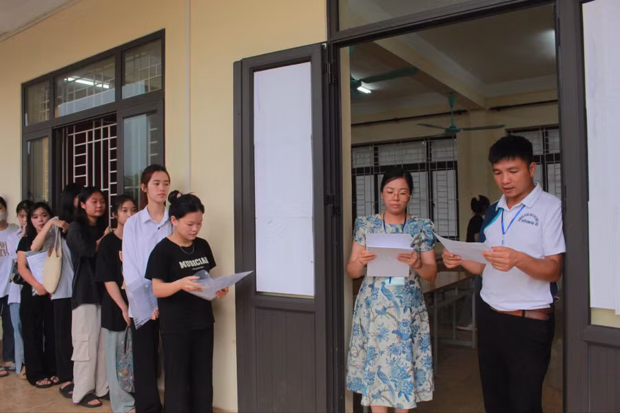 Các thí sinh bước vào môn thi tổ hợp sáng nay (28/6).