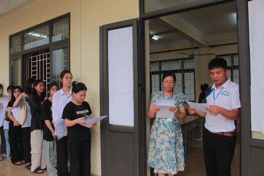 Các thí sinh bước vào môn thi tổ hợp sáng nay (28/6). Các thí sinh bước vào môn thi tổ hợp sáng nay (28/6).