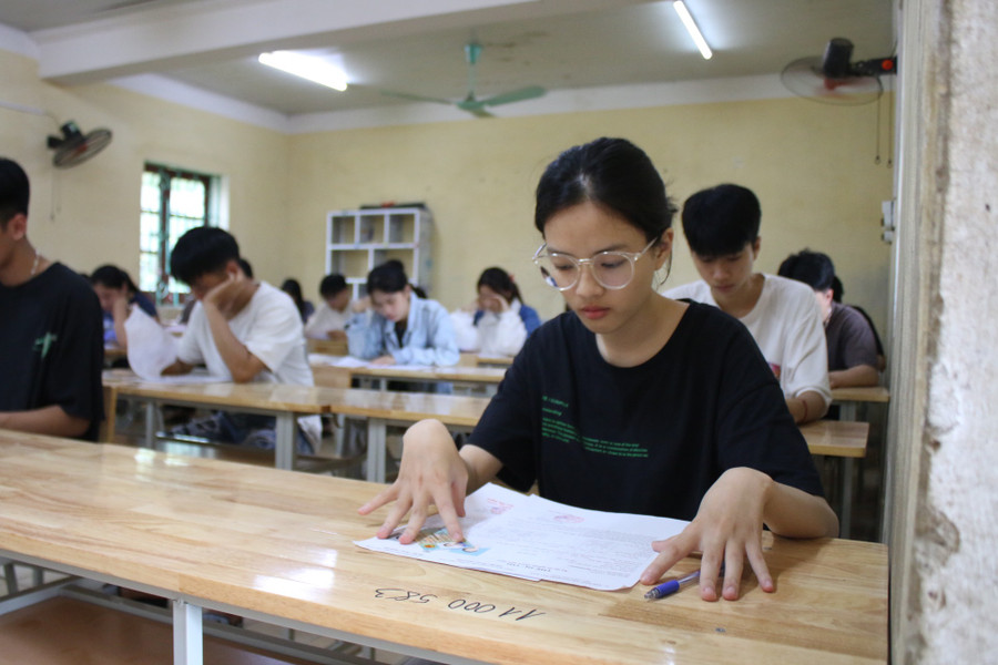 Thí sinh làm thủ tục dự thi tại điểm thi trường THPT Bắc Kạn.