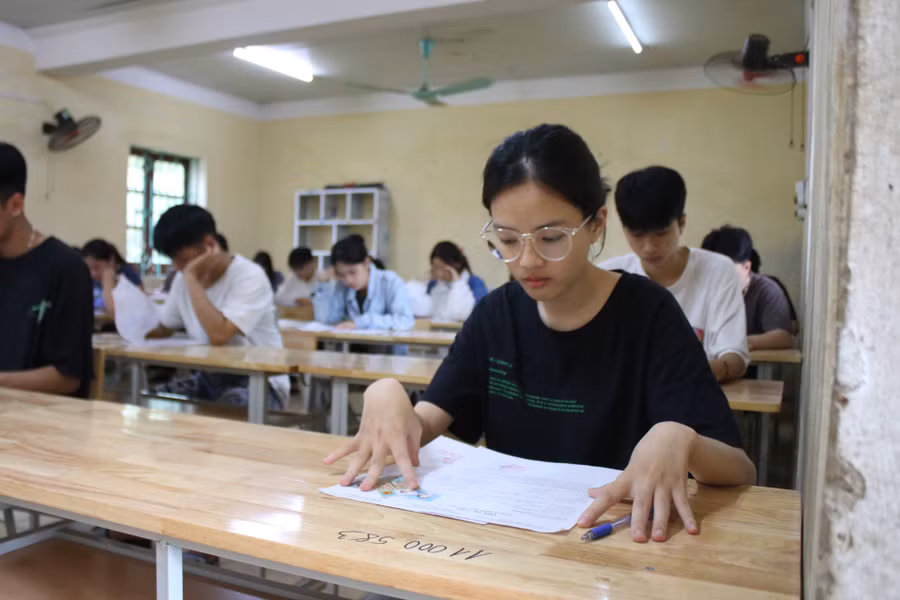 Thí sinh làm thủ tục dự thi tại điểm thi trường THPT Bắc Kạn.