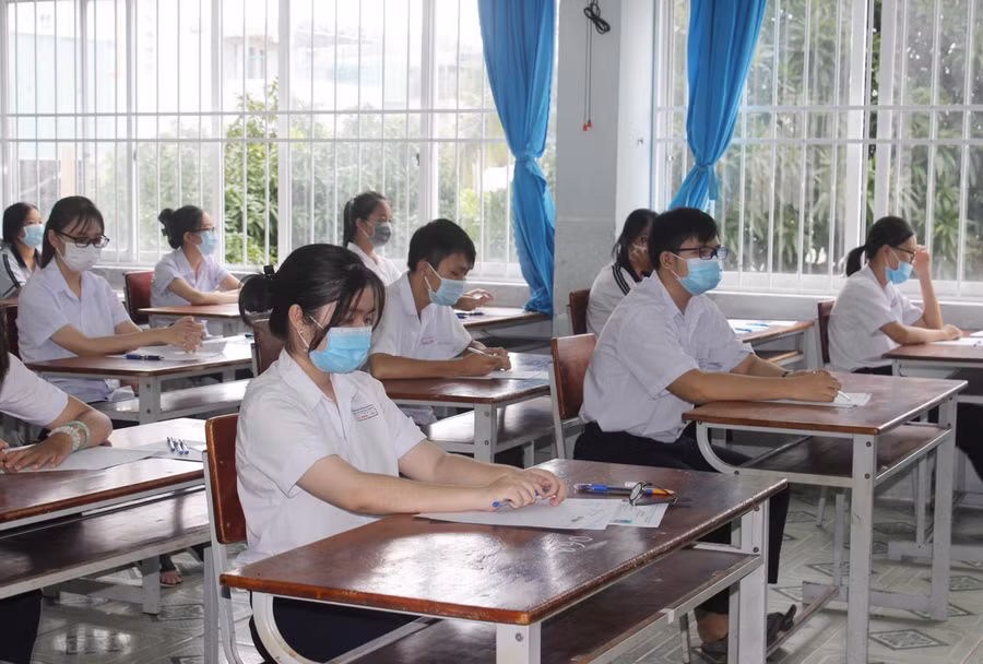 Thí sinh trước giờ làm bài thi.