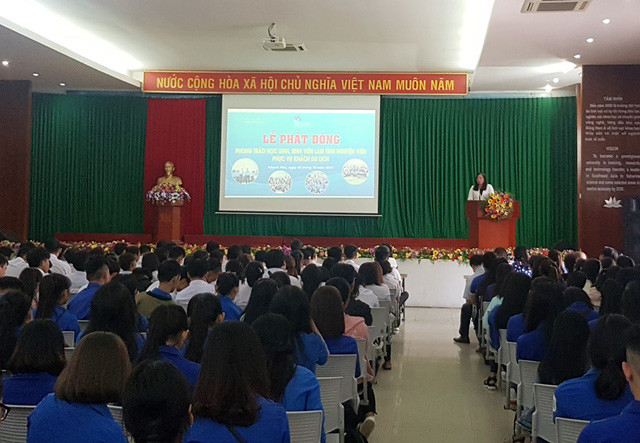 học sinh sinh viên Khánh Hòa nghe hướng dẫn hỗ trợ khách du lịch học sinh sinh viên Khánh Hòa nghe hướng dẫn hỗ trợ khách du lịch