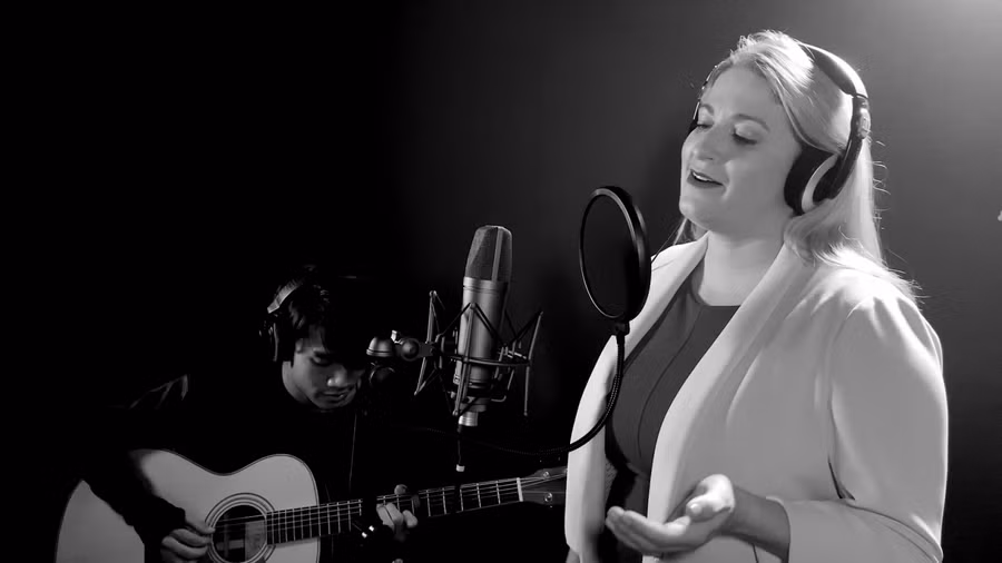 Cô gái Mỹ hát bài Bụi phấn bằng tiếng Việt gây xúc động ảnh 1