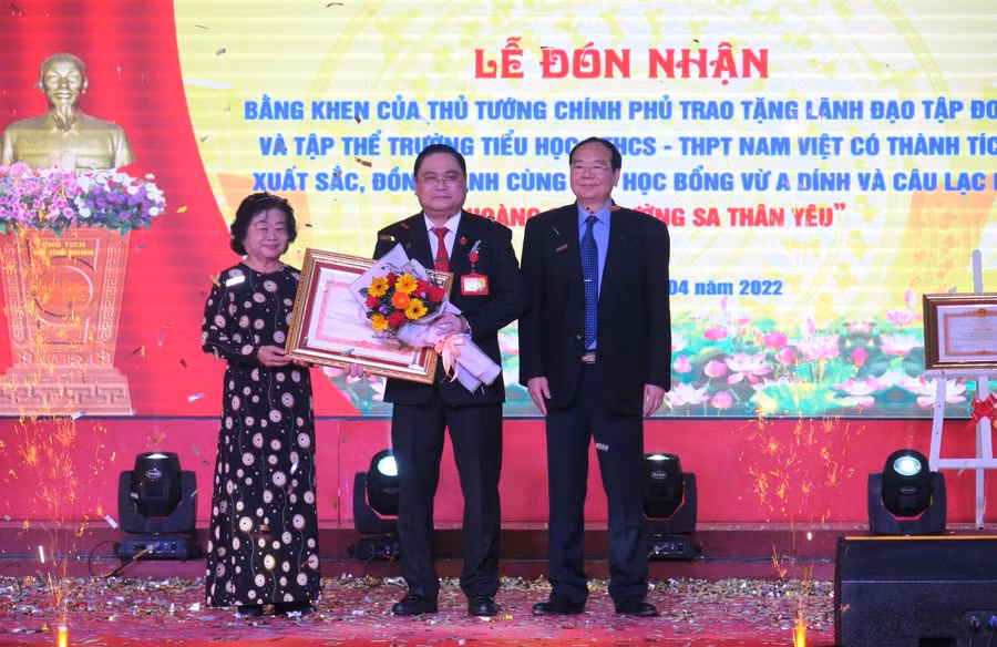 Ông Nguyễn Đức Quốc (giữa)- Chủ tịch Tập đoàn Giáo dục quốc tế Nam Việt vinh dự đón nhận Bằng khen của Thủ tướng Chính phủ trao tặng