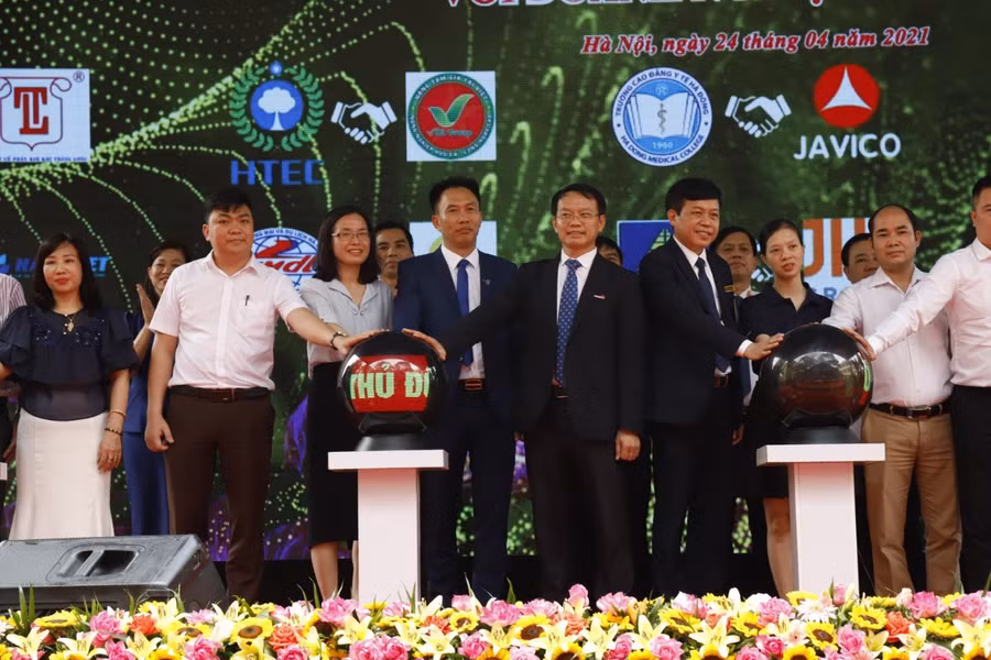 Chủ tịch Hiệp hội Thang máy Việt Nam Nguyễn Hải Đức và NGƯT.TS Phạm Xuân Khánh - Phụ trách trường Cao đẳng nghề Công nghệ cao Hà Nội tại Hội nghị Gắn kết Giáo dục nghề nghiệp thủ đô với thị trường lao động năm 2021