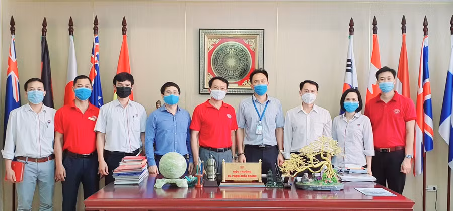 Chủ tịch Hiệp hội Thang máy Việt Nam Nguyễn Hải Đức (thứ 4 bên phải) cùng NGƯT. TS. Phạm Xuân Khánh - Phụ trách trường Cao đẳng nghề Công nghệ cao Hà Nội (thứ 5 bên phải) trong buổi làm việc tại trường về việc thành lập Trung tâm