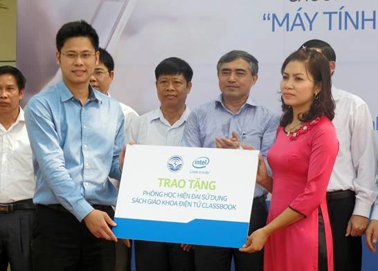 Đại diện nhà trường nhận tượng trưng phòng học sử dụng SGK điện tử