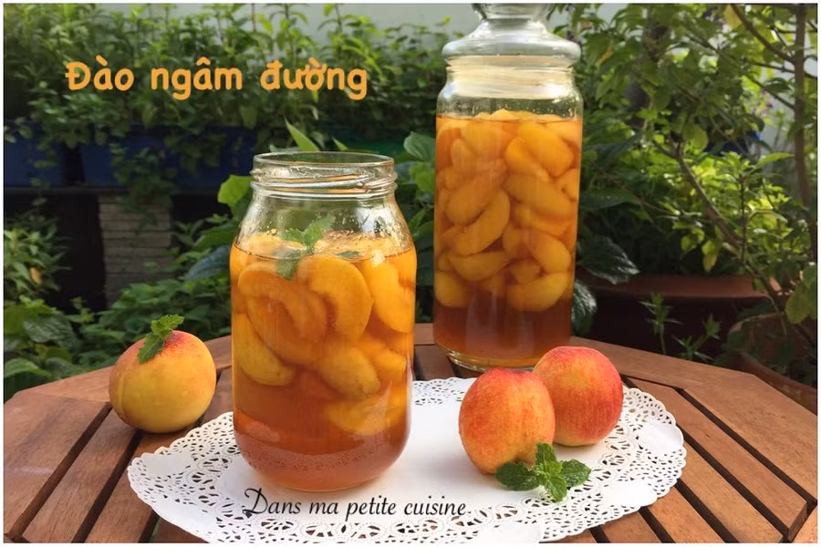 Đào ngâm đường là món đồ uống được nhiều người ưa chuộng