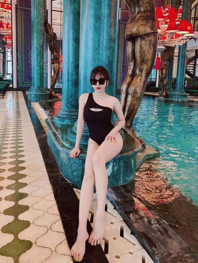 Người đẹp 9X không ngại diện bikini hay nội y để phô diễn vóc dáng gợi cảm. Hoàng Đức từng có lần nhắc khéo khi thấy người yêu ăn mặc sexy: &quot;Mặc thế đấy&quot;.