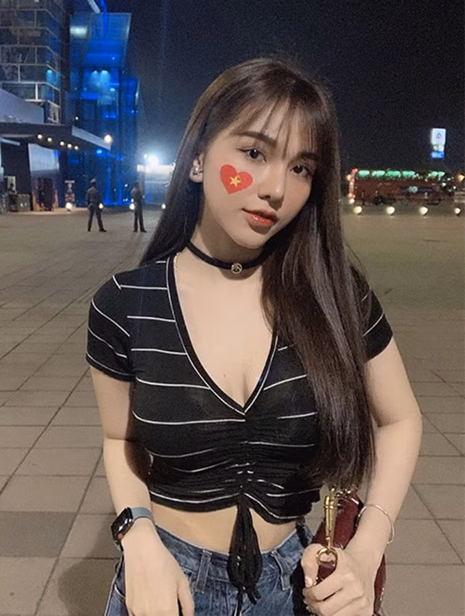 Dù bận công việc kinh doanh tại quê nhà Đồng Nai, Gia Hân vẫn thường xuyên sắp xếp thời gian để bay ra Hà Nội hoặc tới các địa điểm thi đấu trong và ngoài nước để cổ vũ bạn trai thi đấu ở V.League cũng như cấp độ ĐTQG.