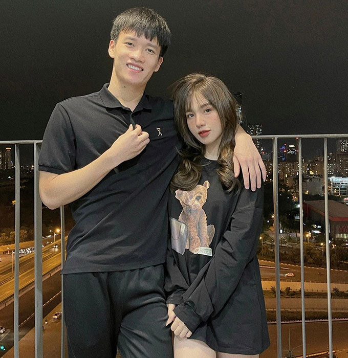 Nguyễn Gia Hân (sinh năm 1997, hiện làm quản lý cho một spa ở Biên Hòa, Đồng Nai) là bạn gái của tiền vệ Hoàng Đức (sinh năm 1998, thuộc CLB Viettel).