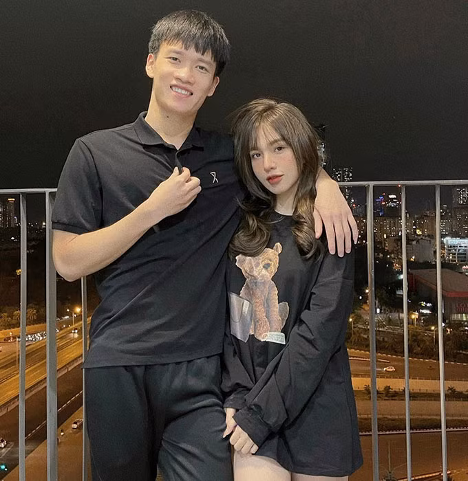 Nguyễn Gia Hân (sinh năm 1997, hiện làm quản lý cho một spa ở Biên Hòa, Đồng Nai) là bạn gái của tiền vệ Hoàng Đức (sinh năm 1998, thuộc CLB Viettel).