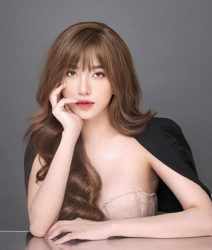 Gia Hân và Hoàng Đức dính tin đồn hẹn hò vào năm 2019 khi cô nàng thường xuyên chia sẻ hình ảnh đến sân cổ vũ bạn trai thi đấu. Hai người chính thức công khai mối quan hệ vào sinh nhật năm 2020 của Gia Hân.