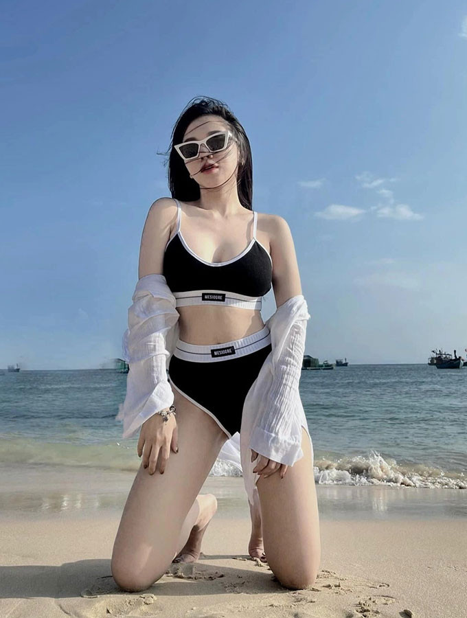 Trên trang cá nhân, cô không ngại đăng ảnh diện bikini khoe vóc dáng thon gọn.