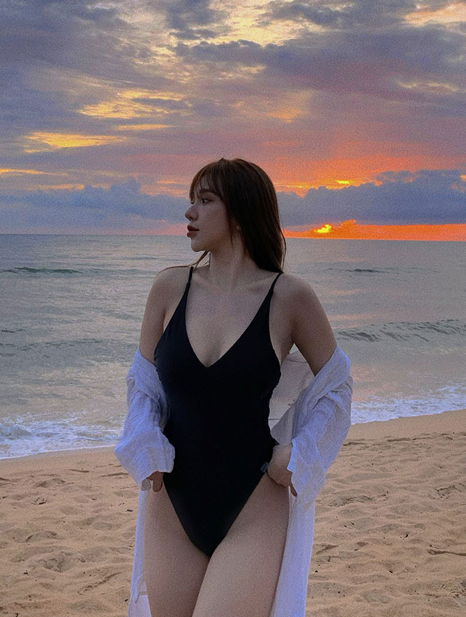 Gia Hân là một trong những cô có ngoại hình và phong cách gợi cảm nhất trong dàn WAGs tuyển Việt Nam.