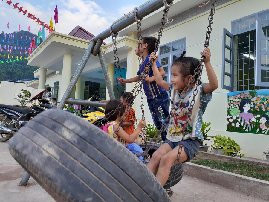 Học sinh mầm non ở vùng cao trong giờ ra chơi